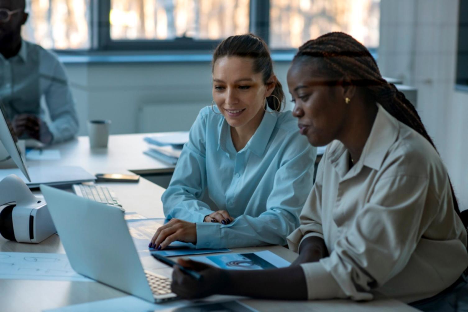 Equipo de eamyrarere trabajando en estrategias financieras personalizadas